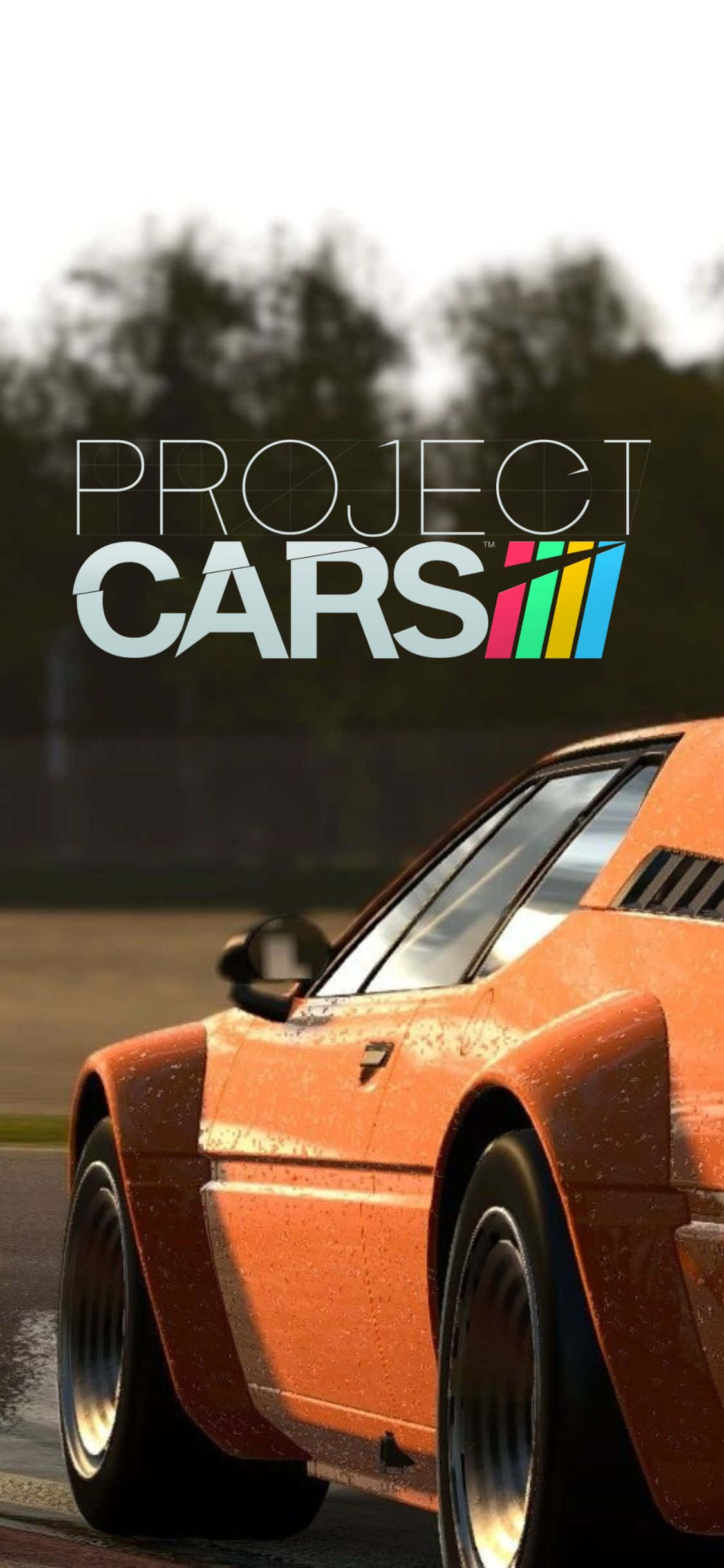 以 iPhone XS 駕駛最新 Project Cars 壁紙 — 一輛佈滿灰塵的橙色賽車在潮濕的賽道上疾馳，模糊的樹木背景上疊加了「Project CARS」標誌。