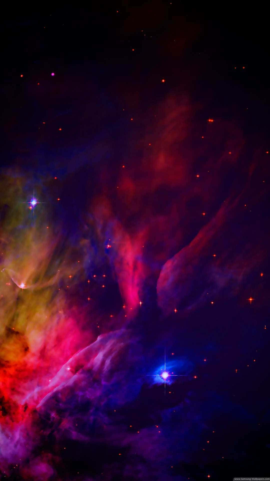 深空中帶有發光星星的彩色宇宙星雲。