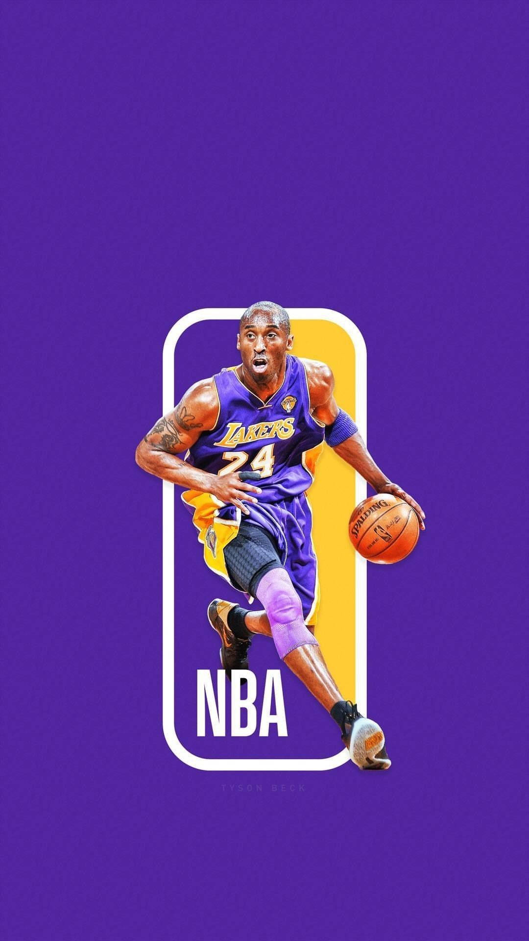 高比拜仁在紫色背景上的NBA標誌內運球。