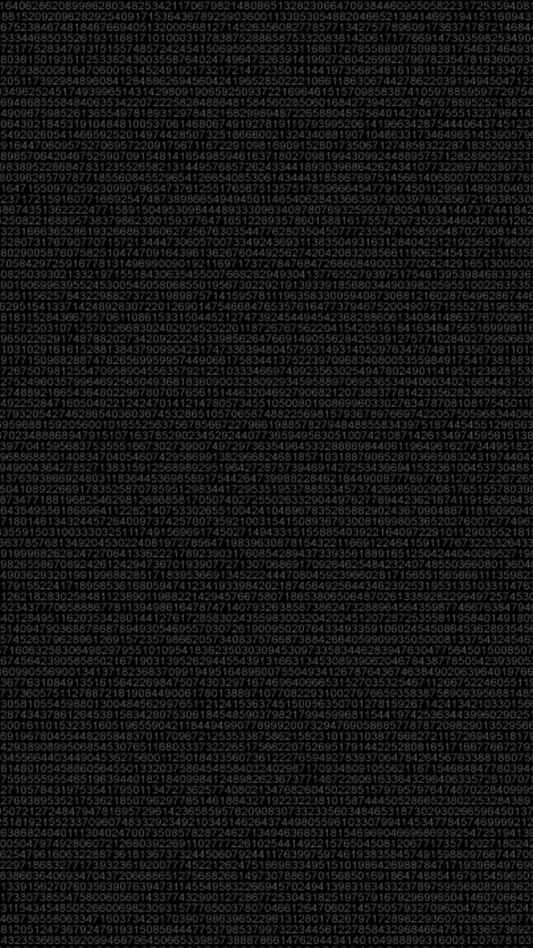 以 iPhone 感受創意生活 壁紙 — 黑色背景，充滿密集的白色字母數字代碼，類似於電腦源代碼。