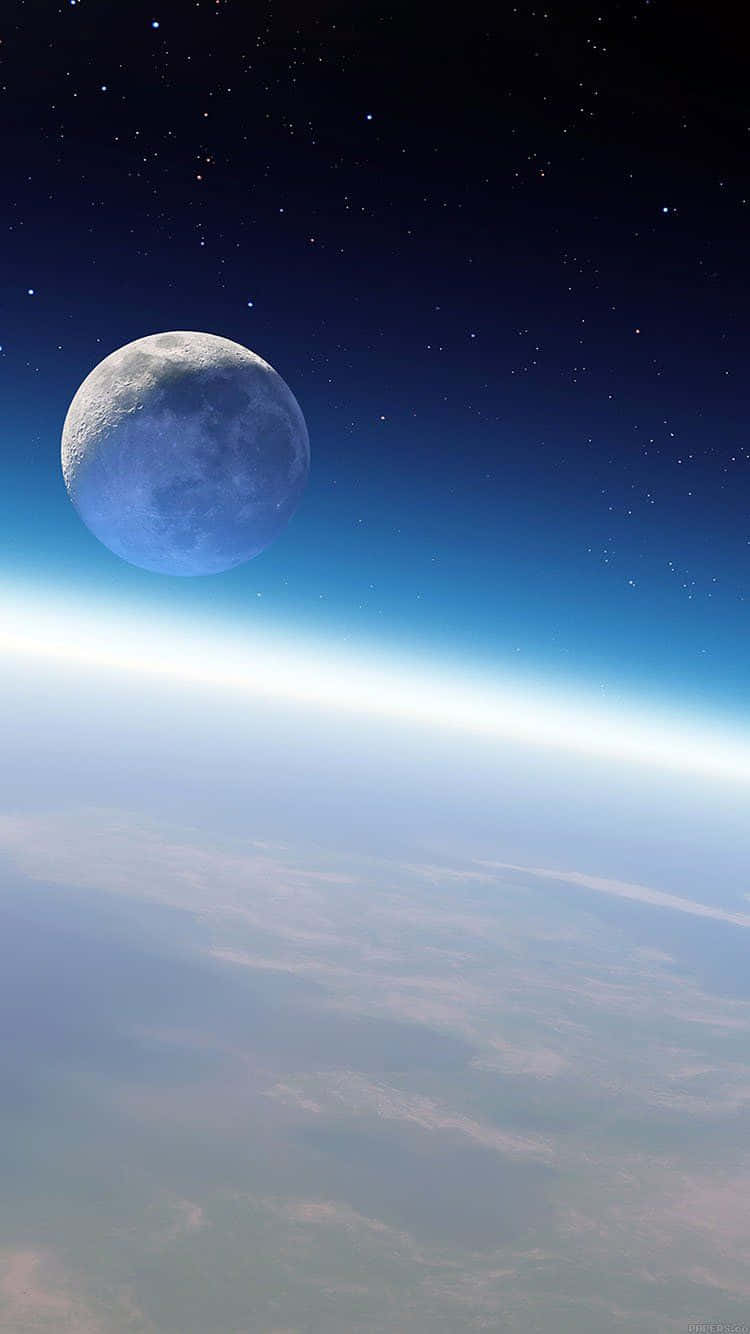 從太空看月亮和地球，夜空中有星星。