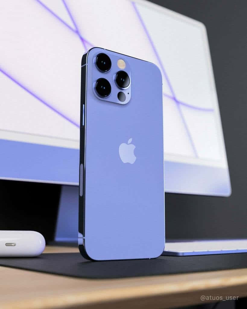 薰衣草色 iPhone 13 Pro 在桌上，配有顯示器和 AirPods 保護殼