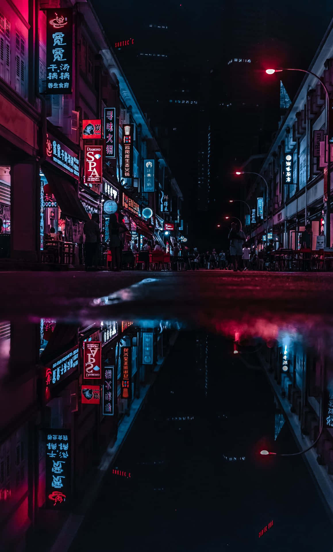 夜晚霓虹燈照亮的城市街道，潮濕的路面反射著發光的招牌。