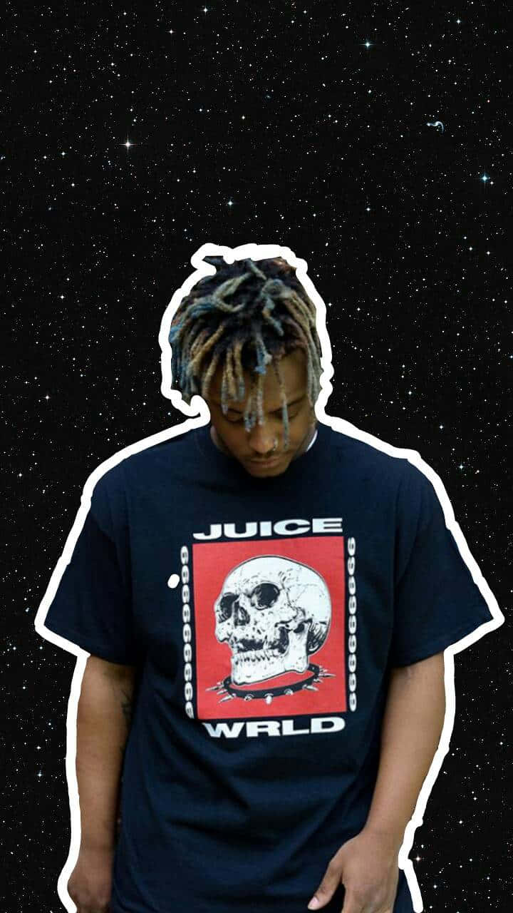 擁有辮子的人穿著骷髏T恤，背景是星空太空。