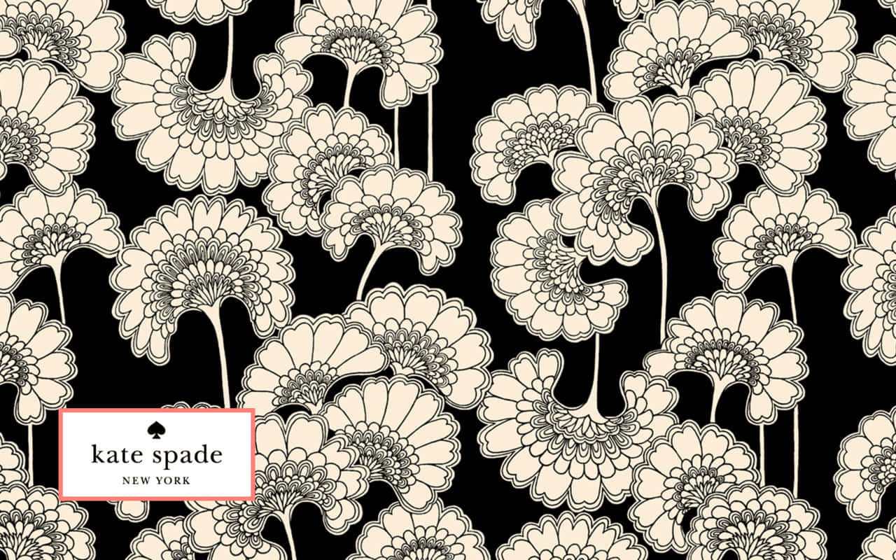 以 Kate Spade 呈現現代優雅風格 壁紙 — 黑色背景上帶有精緻線條的優雅奶油色花卉圖案，並配有Kate Spade New York標誌。