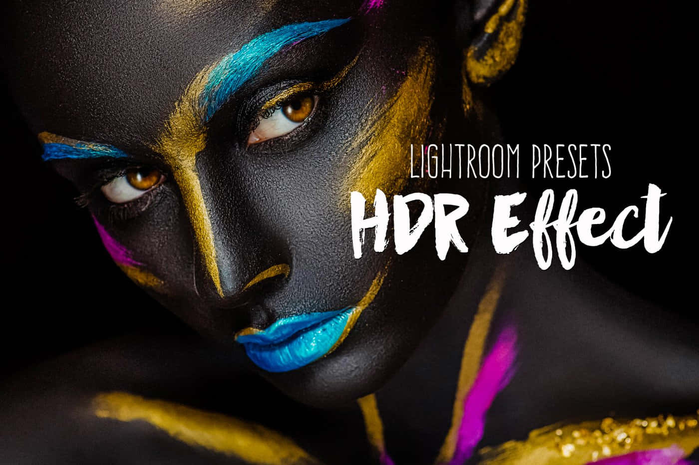 以 Lightroom 預設套件提升影像質感 壁紙 — 在戲劇性燈光下，一個黑皮膚的人的特寫肖像，飾以大膽的藍色、金色和洋紅色顏料。