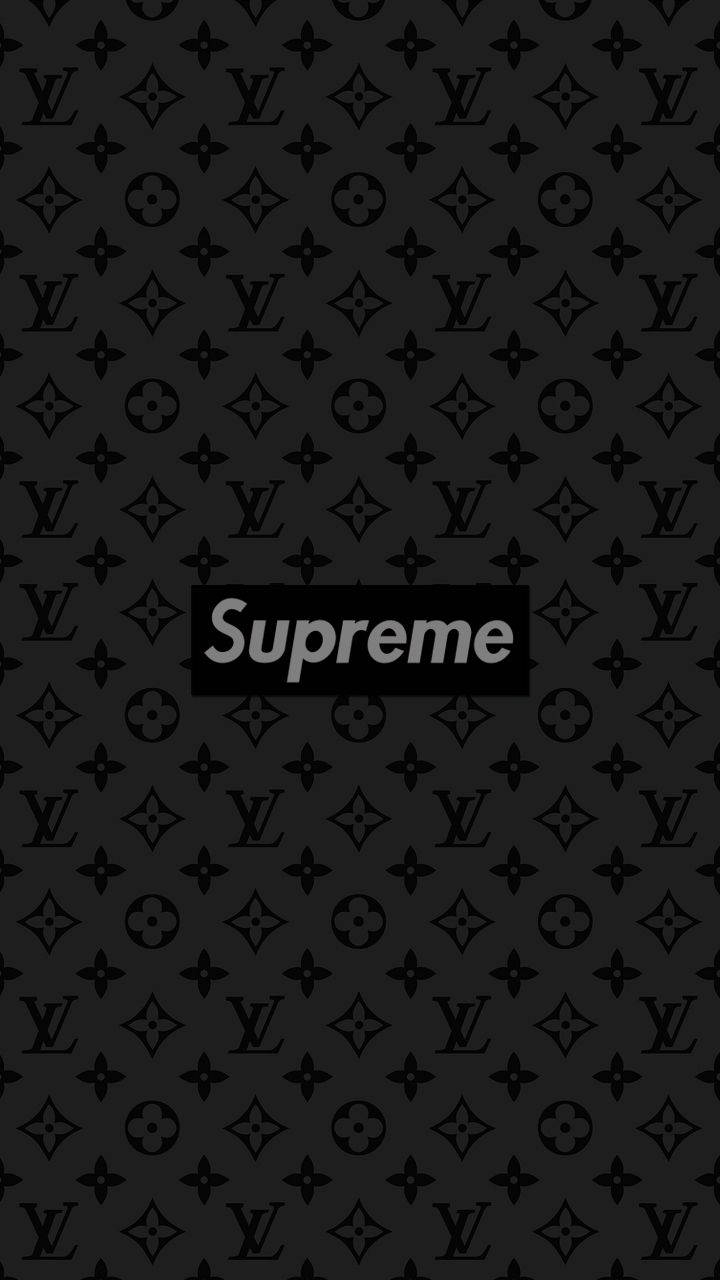 黑色背景，重複 Louis Vuitton 字母圖案，中央 Supreme 標誌。