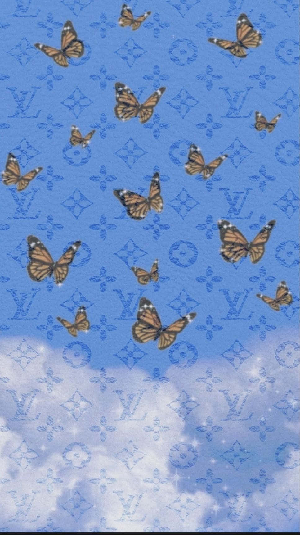 蝴蝶在藍天白雲和字母圖案背景下飛翔。