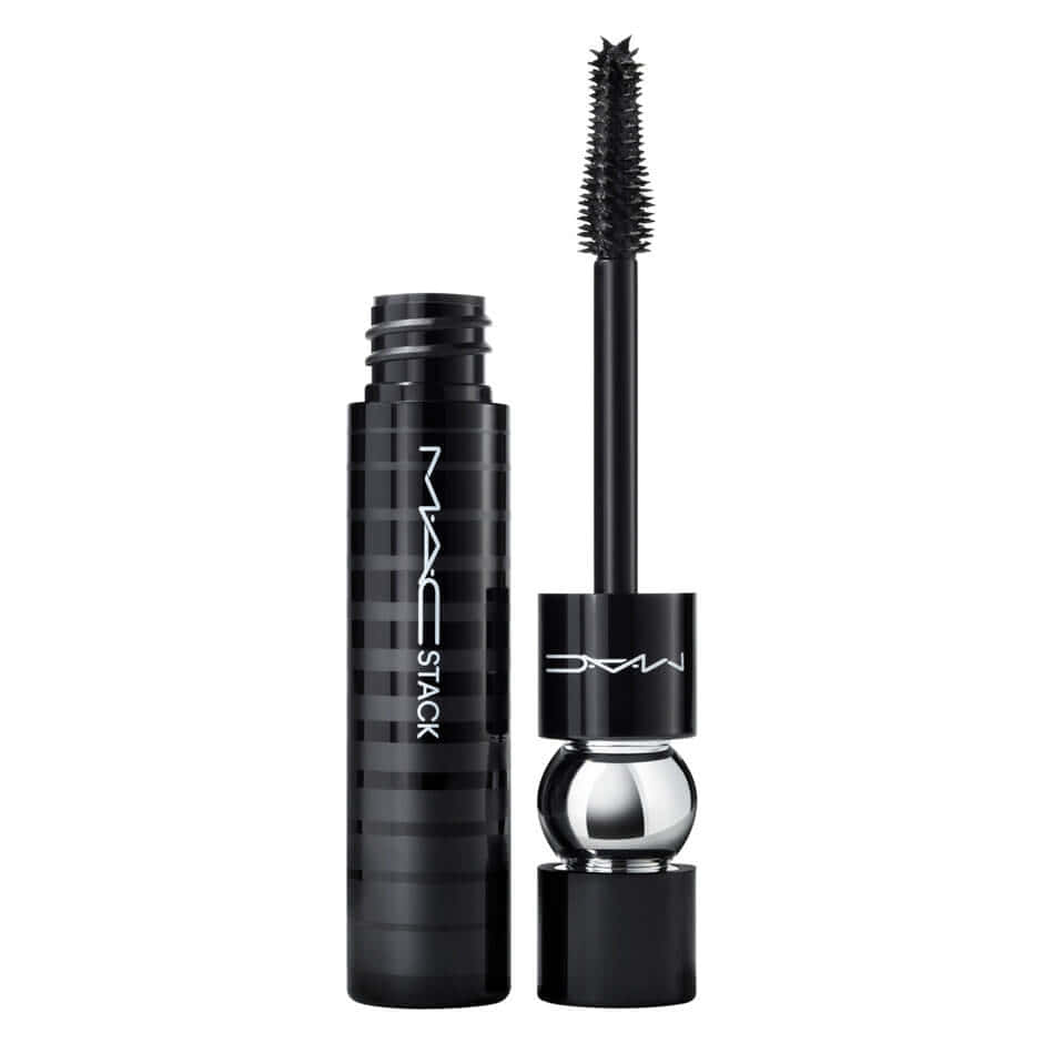 以 MAC 化妝品展現最佳狀態 壁紙 — 一個時尚的黑色MAC Stack睫毛膏瓶，刷頭伸出，置於潔白背景上。