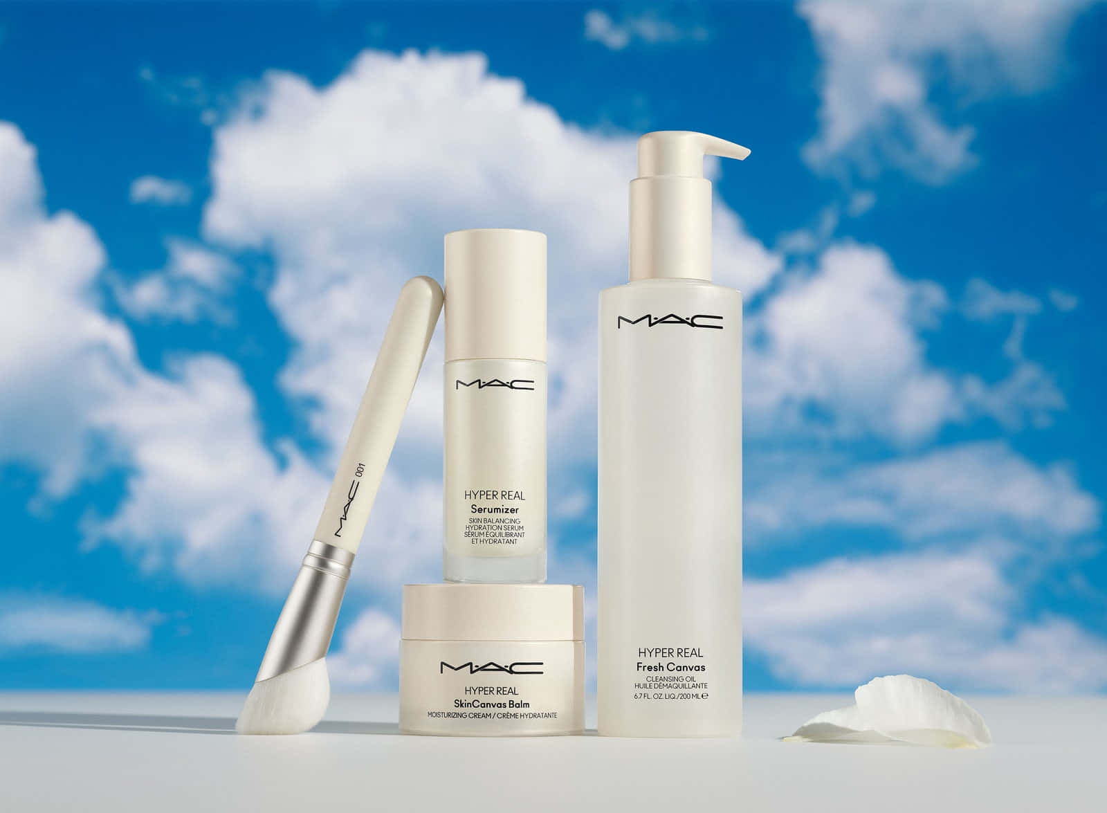 MAC Hyper Real 護膚系列在藍天白雲背景下。