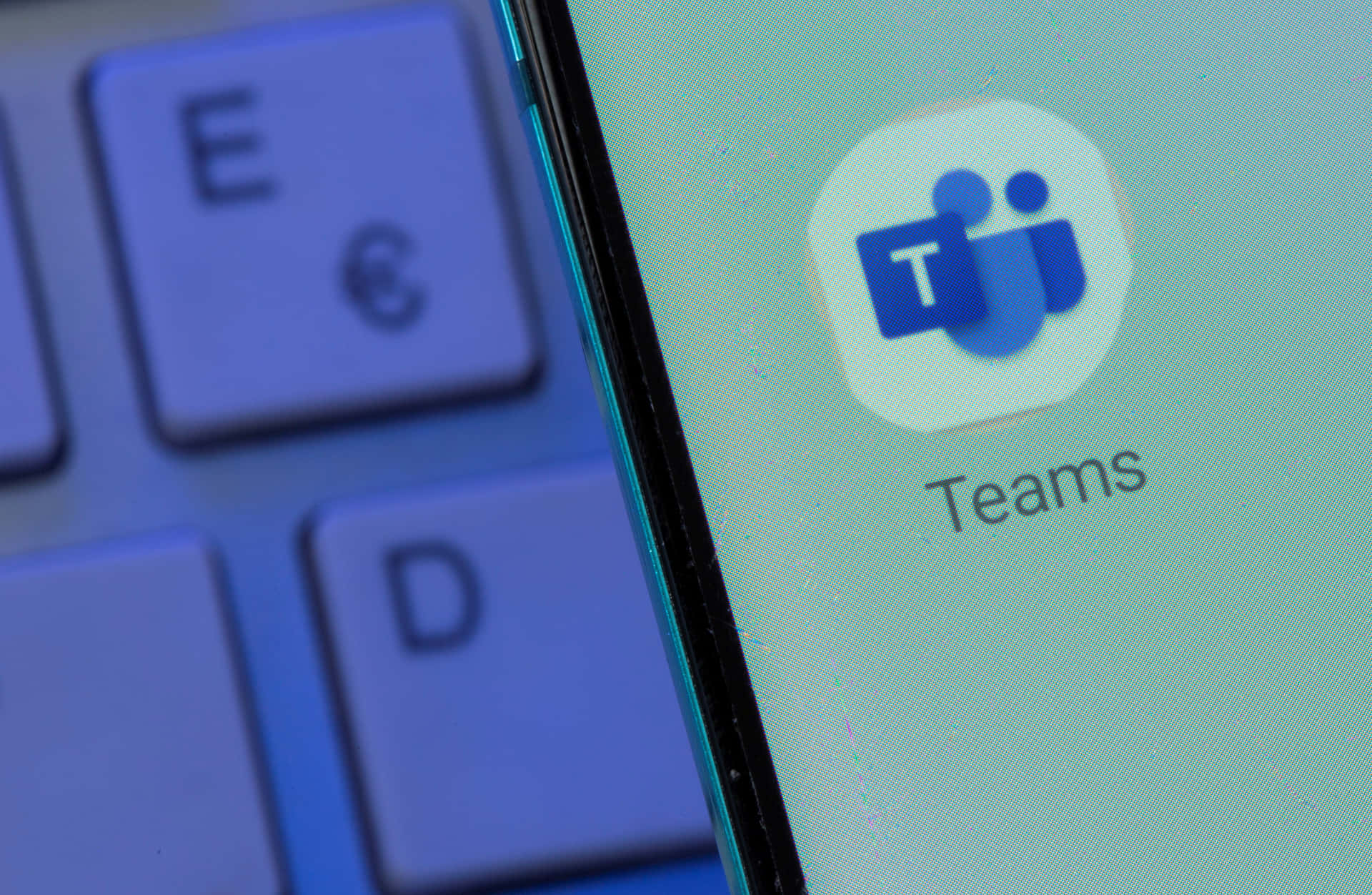 Microsoft Teams應用程式圖標顯示在智能手機上，旁邊是鍵盤。