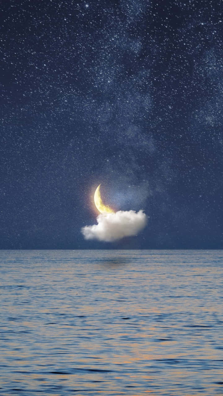 以 Moon iPhone 欣賞月光下的澄澈夜空 壁紙 — 一輪發光的彎月躺在一朵孤獨的雲上，下方是平靜的海洋，上方是繁星點點的夜空。