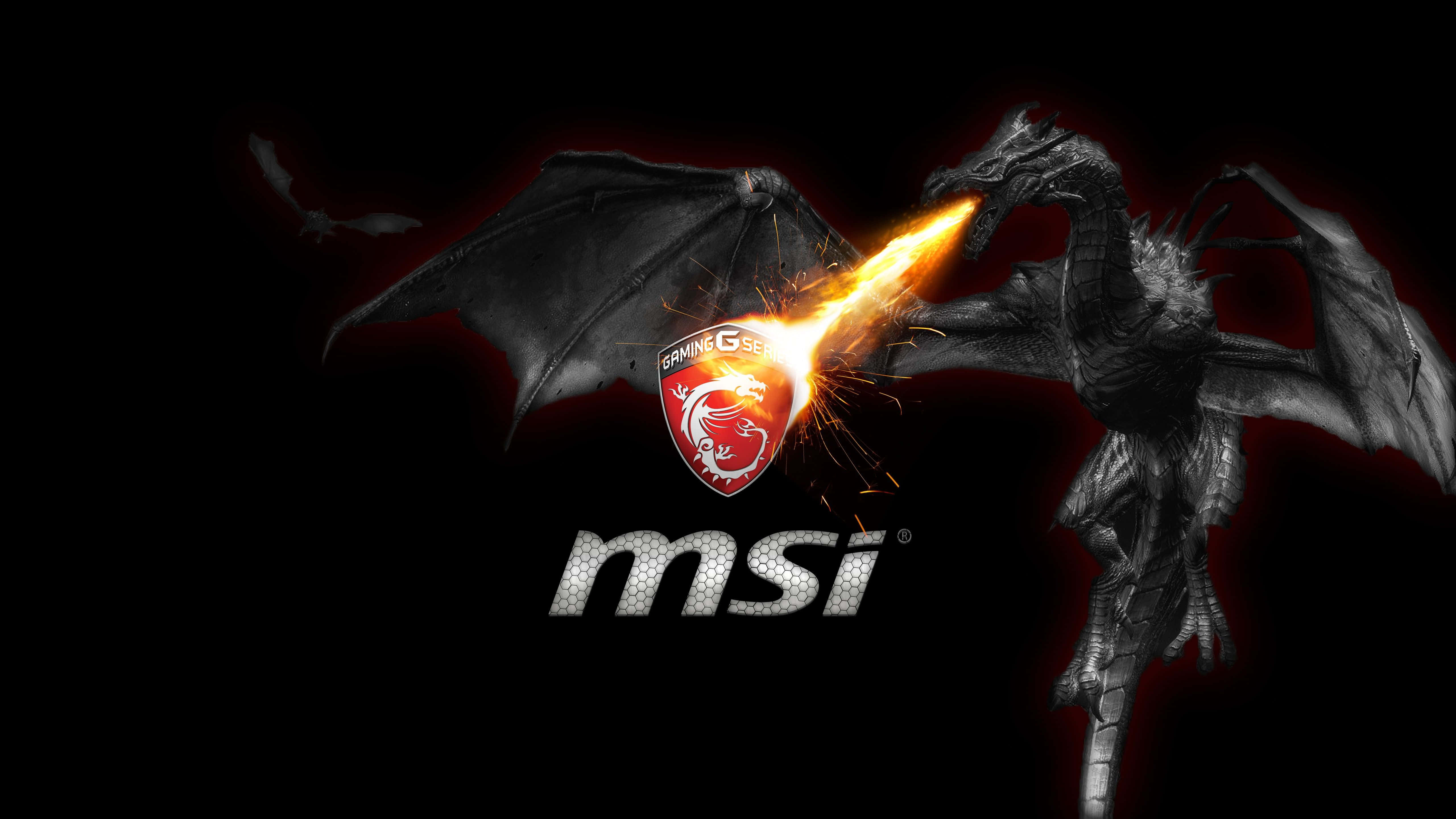 以 MSI 提升電腦效能 壁紙 — 一條兇猛的黑龍直接向黑暗背景上的MSI Gaming標誌噴出熾熱的橙色火焰。
