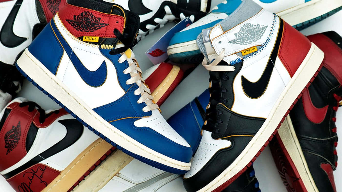 以 Nike Air Jordan 達成卓越 壁紙 — 充滿活力的奢華運動鞋特寫，採用大膽的紅色、藍色和黑色，帶有可見的品牌標誌和縫線細節。