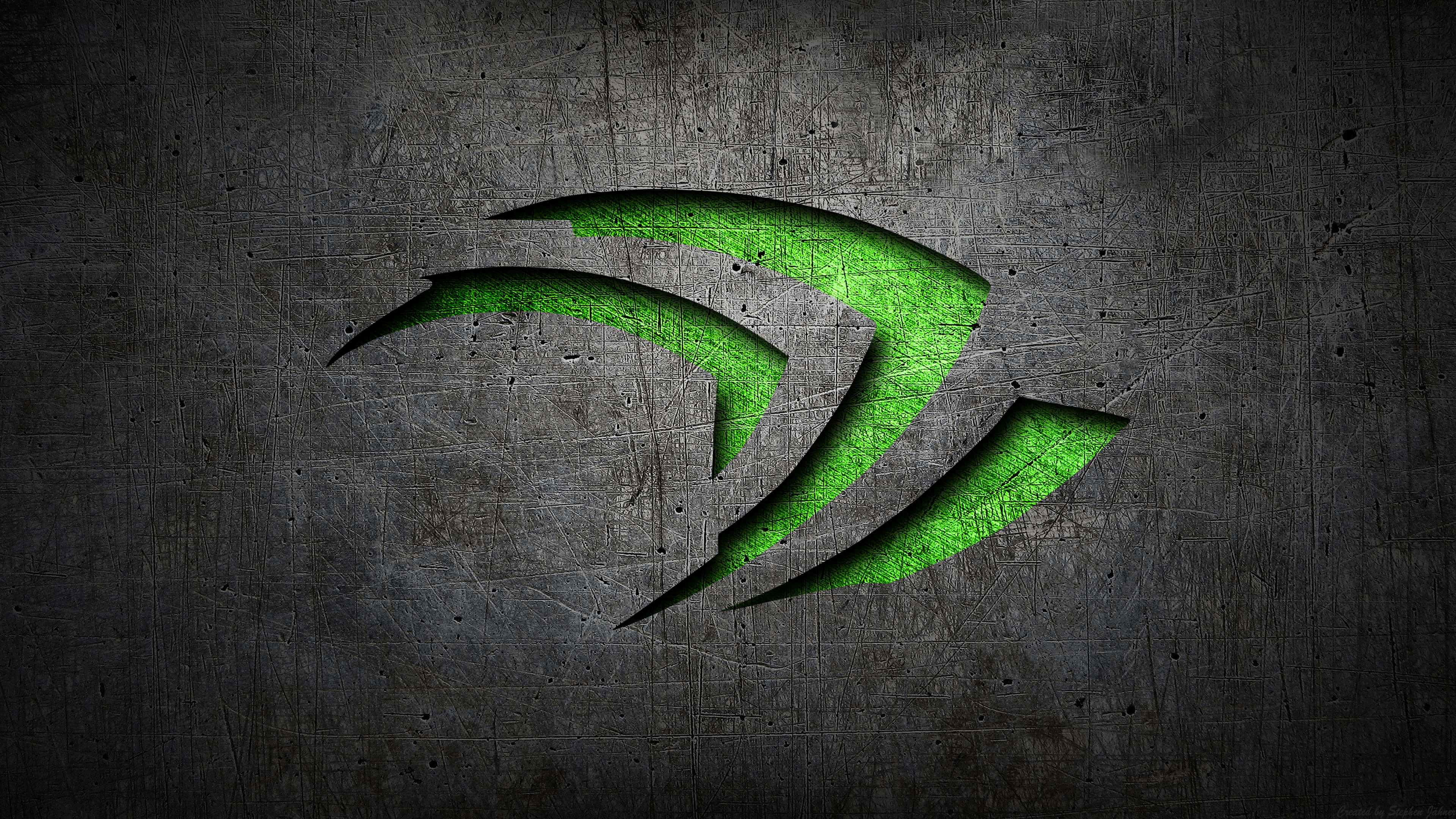 以 NVIDIA 4K UHD 體驗高度細節的世界 壁紙 — 一個發光的綠色NVIDIA標誌蝕刻在帶有刮痕的深色金屬表面上，並帶有戲劇性的燈光效果。