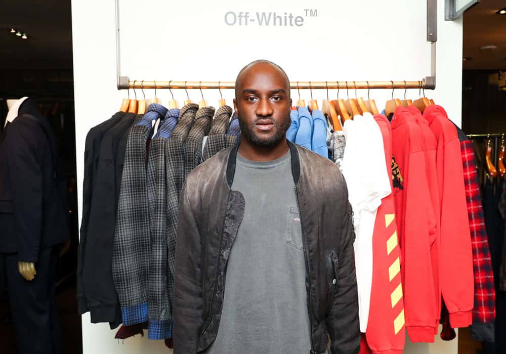 男子在店內Off-White服裝展示前擺姿勢。