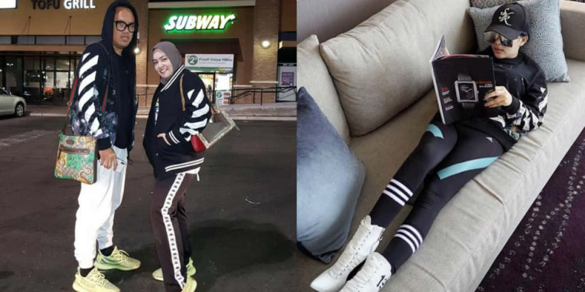 兩個穿著街頭服飾的朋友在餐廳外擺姿勢，而另一個人則在沙發上閱讀。