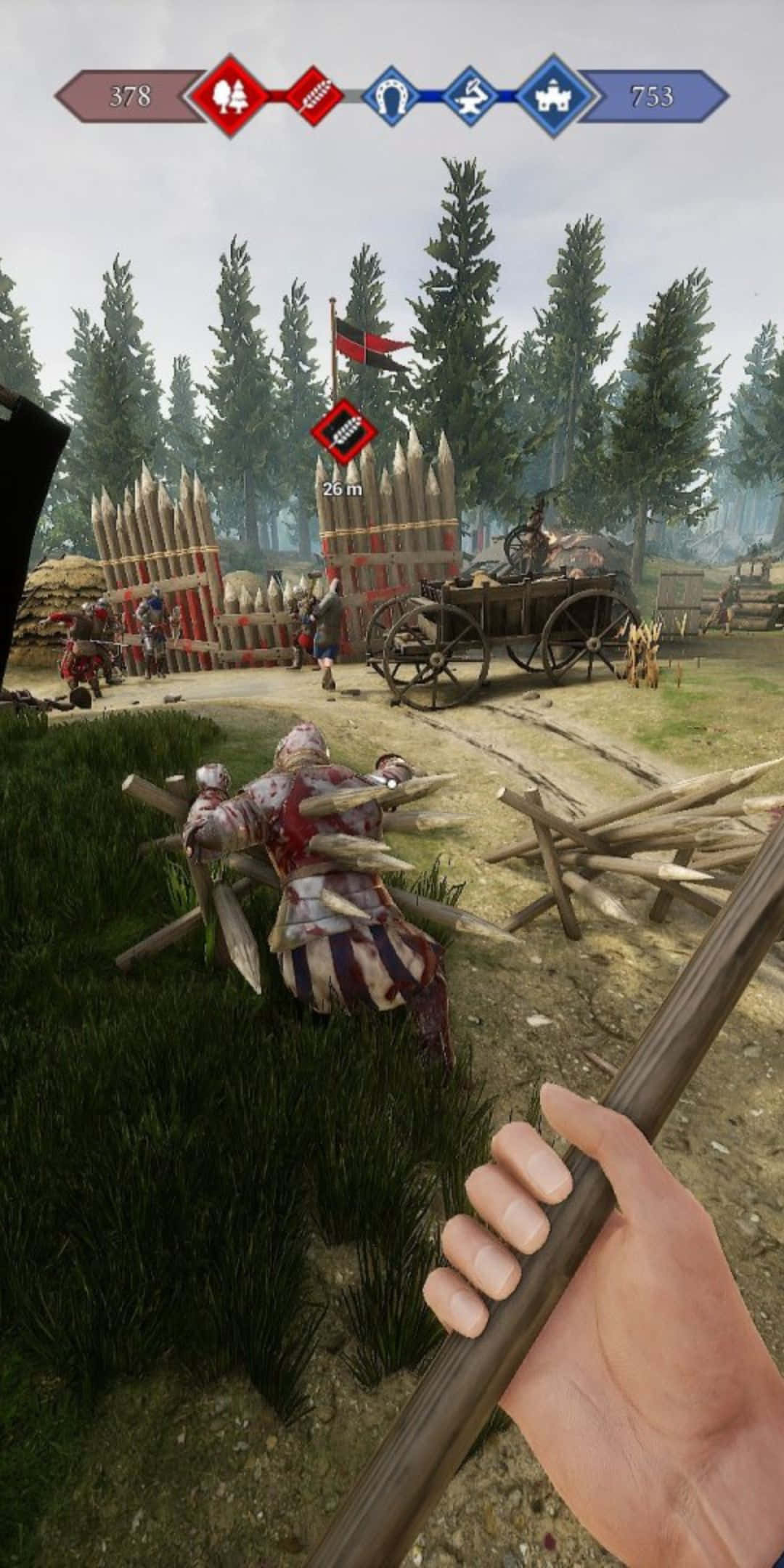 以 Pixel 3 + Mordhau 體驗經典戰鬥 壁紙 — 第一人稱視角的中世紀戰鬥場景，玩家在森林地區的木製路障和馬車附近揮舞長矛對抗敵軍士兵。