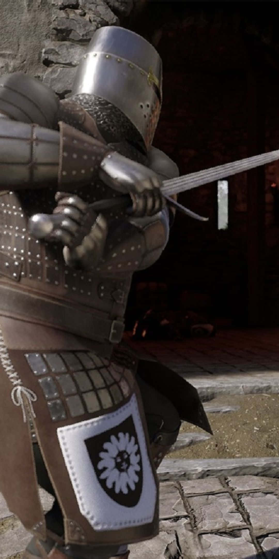 以 Pixel 3 Mordhau 進行經典虛擬戰鬥 壁紙 — 一名身穿精細板甲的騎士在石牆中世紀庭院中邁步握劍。