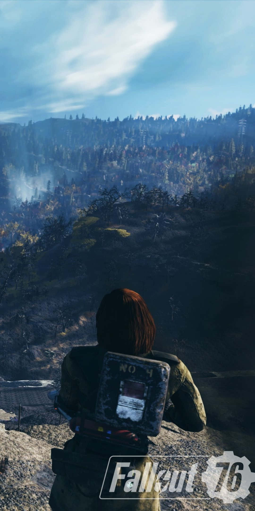 以 Pixel 3 和 Fallout 76 提升遊戲體驗 壁紙 — Fallout 76中的孤獨倖存者站在岩石峭壁上，俯瞰著廣闊的森林廢土，天空朦朧湛藍。