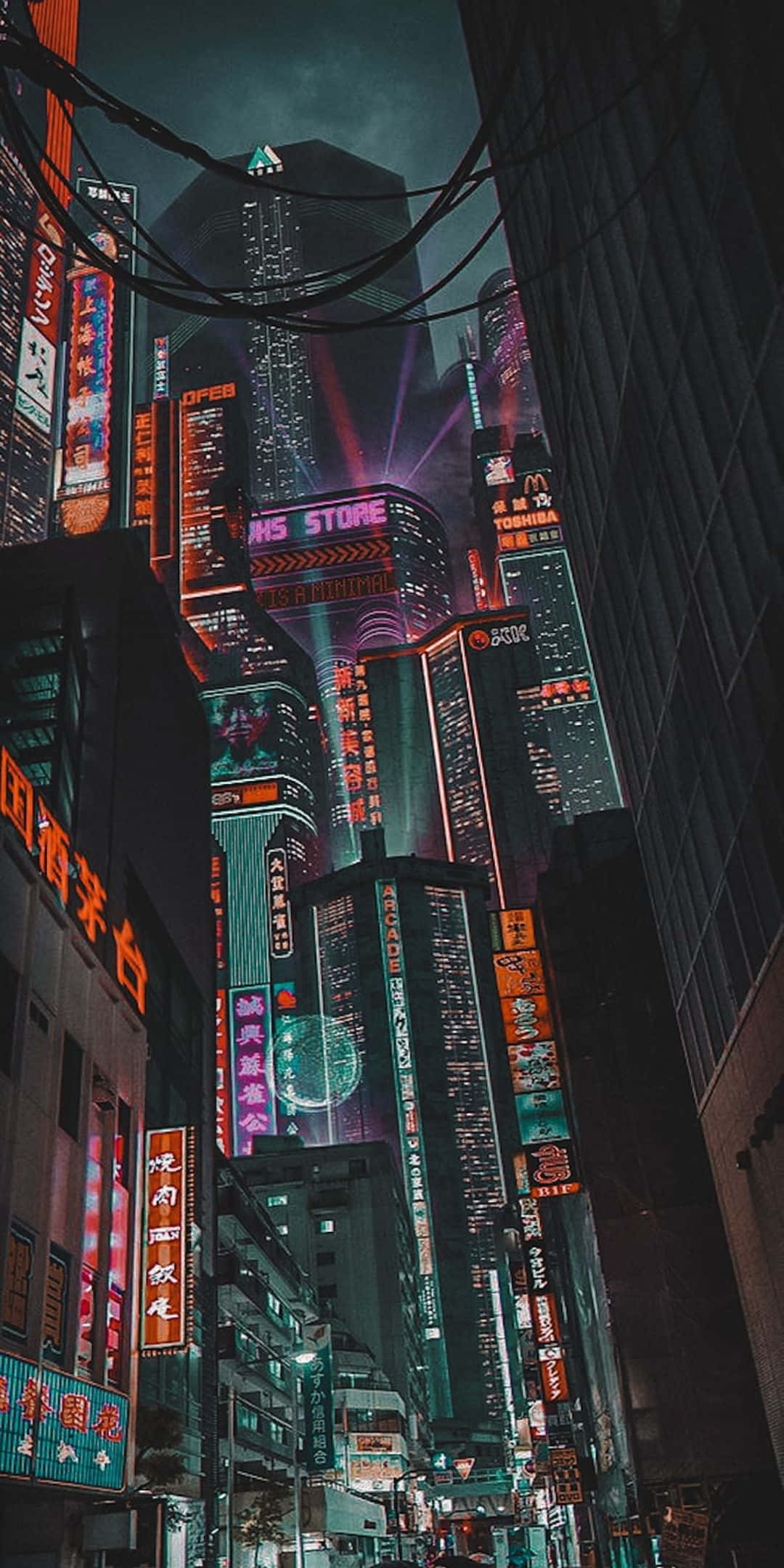 以 Pixel 3 探索 Cyberpunk 2077 世界 壁紙 — 夜晚霓虹燈照亮嘅城市峽谷，高聳嘅摩天大樓閃爍住鮮豔嘅招牌同糾纏嘅架空電線。