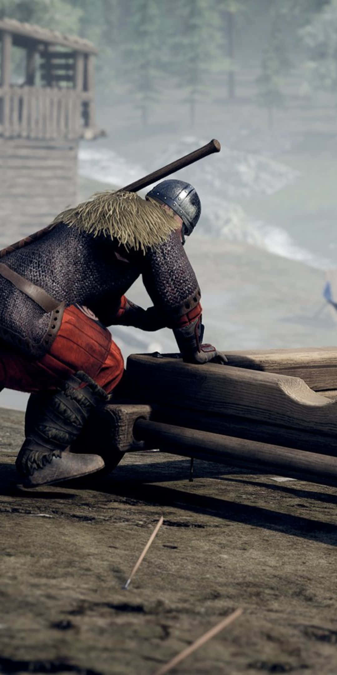 以 Pixel 3 與 Mordhau 稱霸戰場 壁紙 — 一位身穿鎖子甲和頭盔的中世紀騎士跪在霧氣瀰漫的森林空地上的木製攻城器械旁。