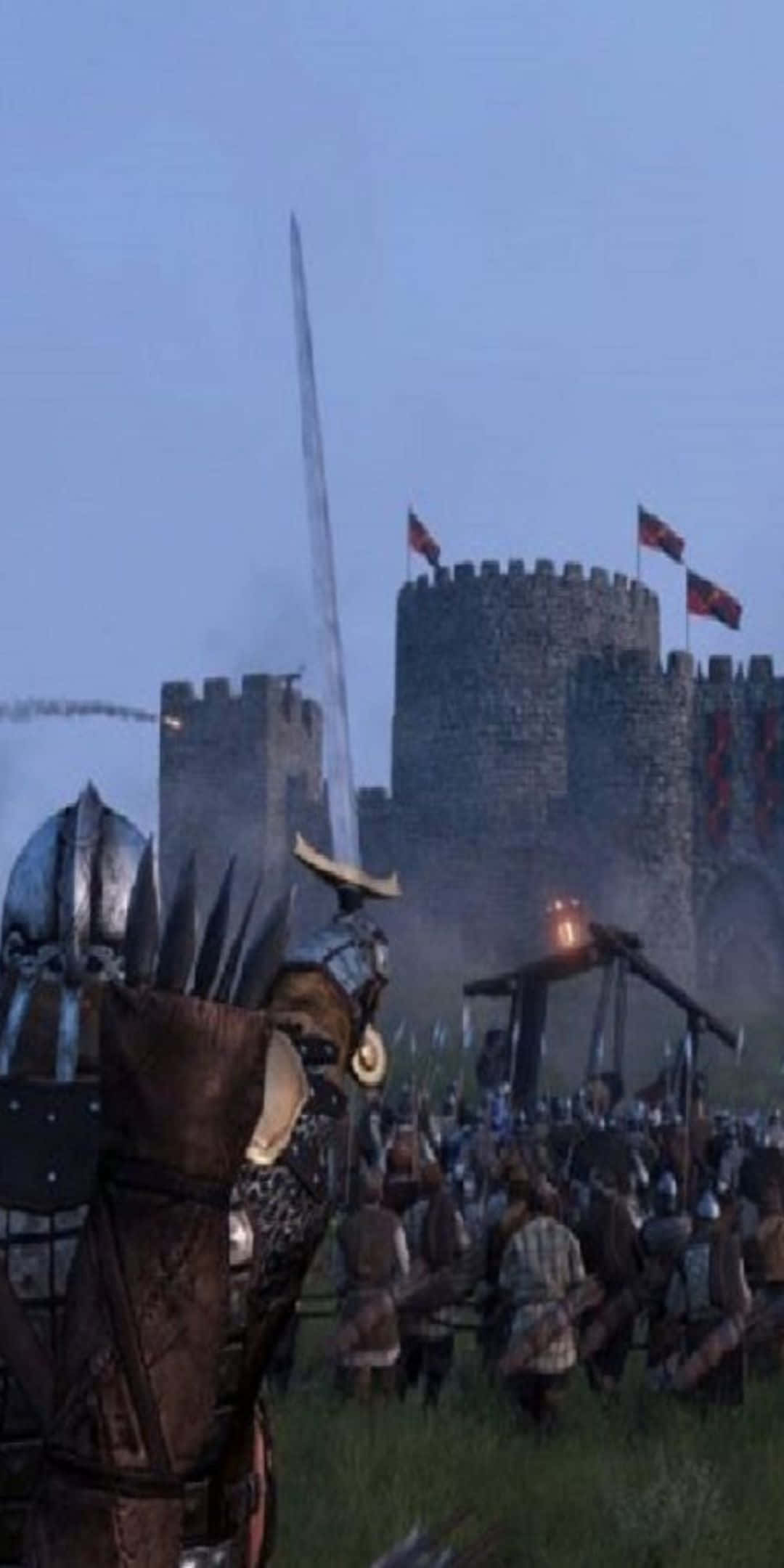 以 Pixel 3 遊玩 Mordhau，享受頂級遊戲體驗 壁紙 — 一名身穿全副盔甲的中世紀騎士站在石城堡前，士兵們在暮色天空下準備戰鬥。