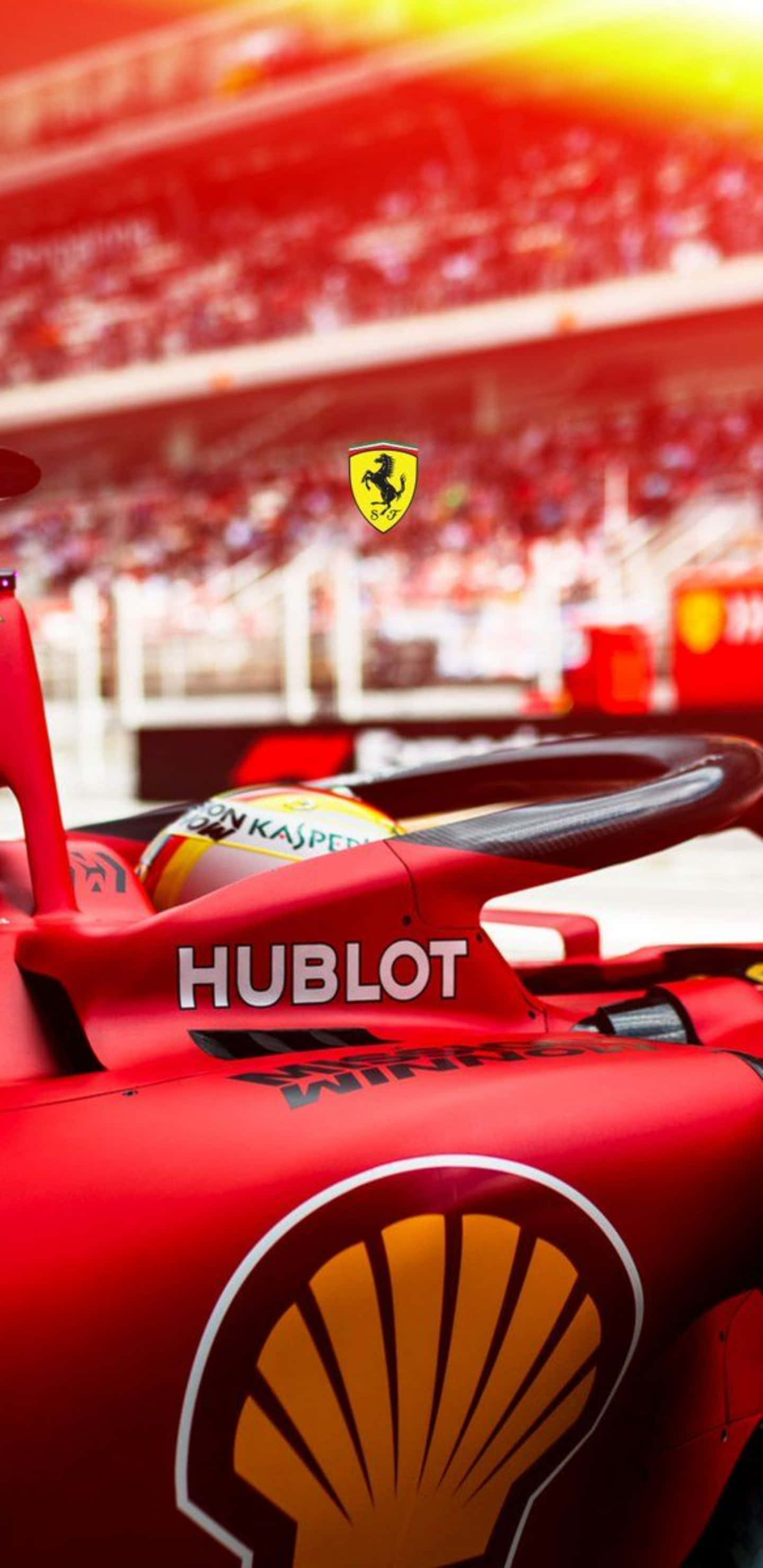 以 Pixel 3XL 提升 F1 2019 遊戲體驗 壁紙 — 在明亮陽光下的賽道上，帶有Shell和Hublot標誌的紅色法拉利F1賽車特寫。