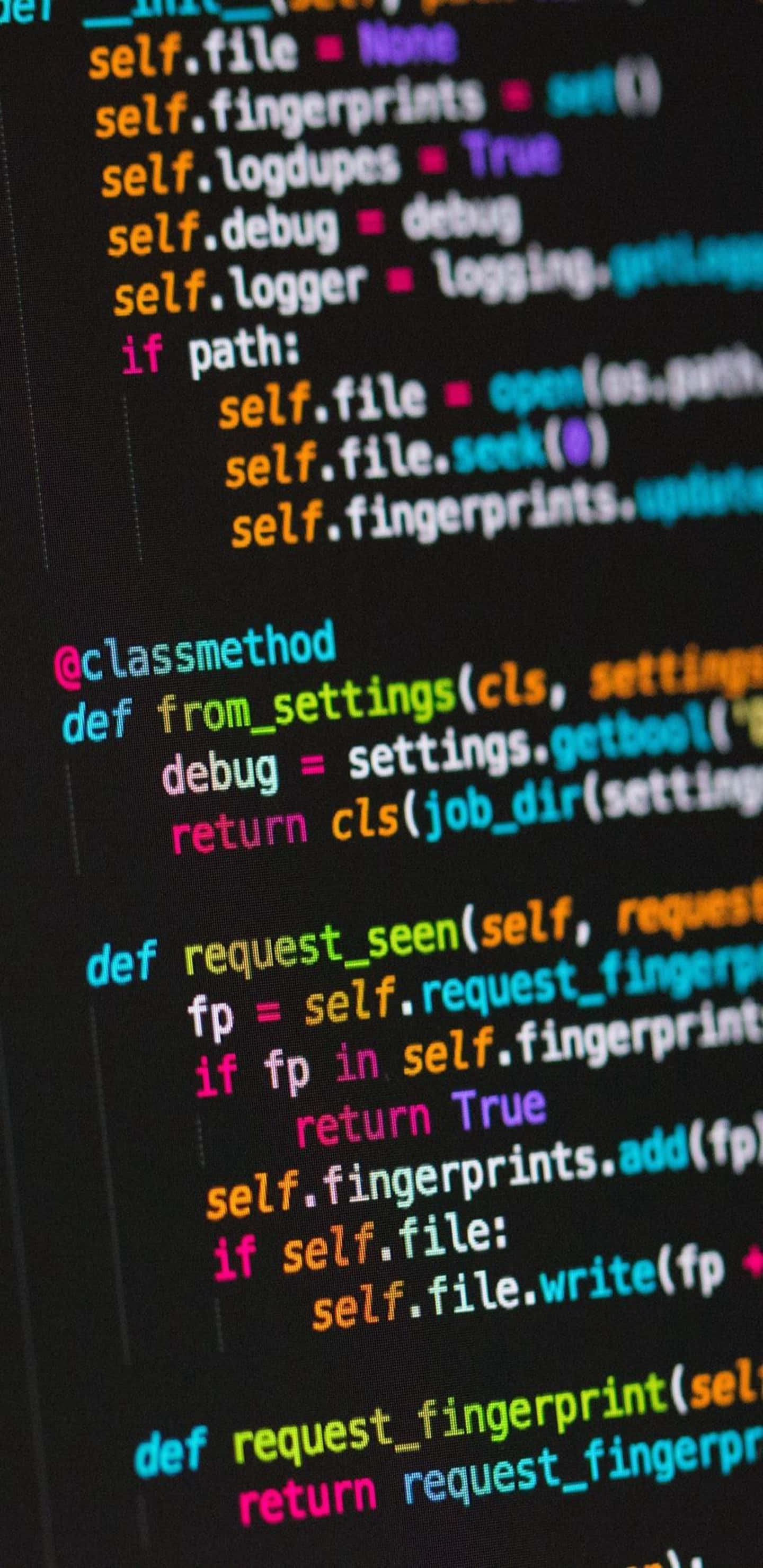 以 Pixel 3XL 開啟你的程式設計力量 壁紙 — 特寫色彩繽紛的語法高亮 Python 程式碼在黑暗螢幕上滾動，背景模糊。