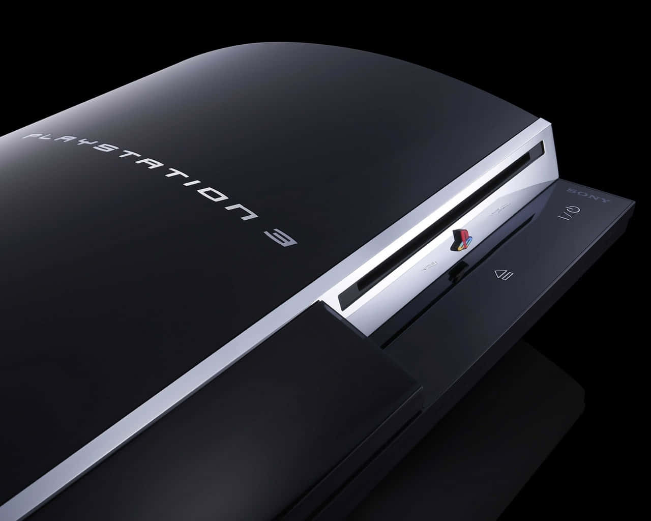 以 PlayStation 升級你的遊戲體驗 壁紙 — 一部時尚的黑色 PlayStation 3 主機，帶有銀色裝飾和發光標誌，背景為深色。