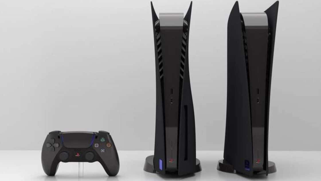 白色表面上的兩部PlayStation 5主機和一個控制器。
