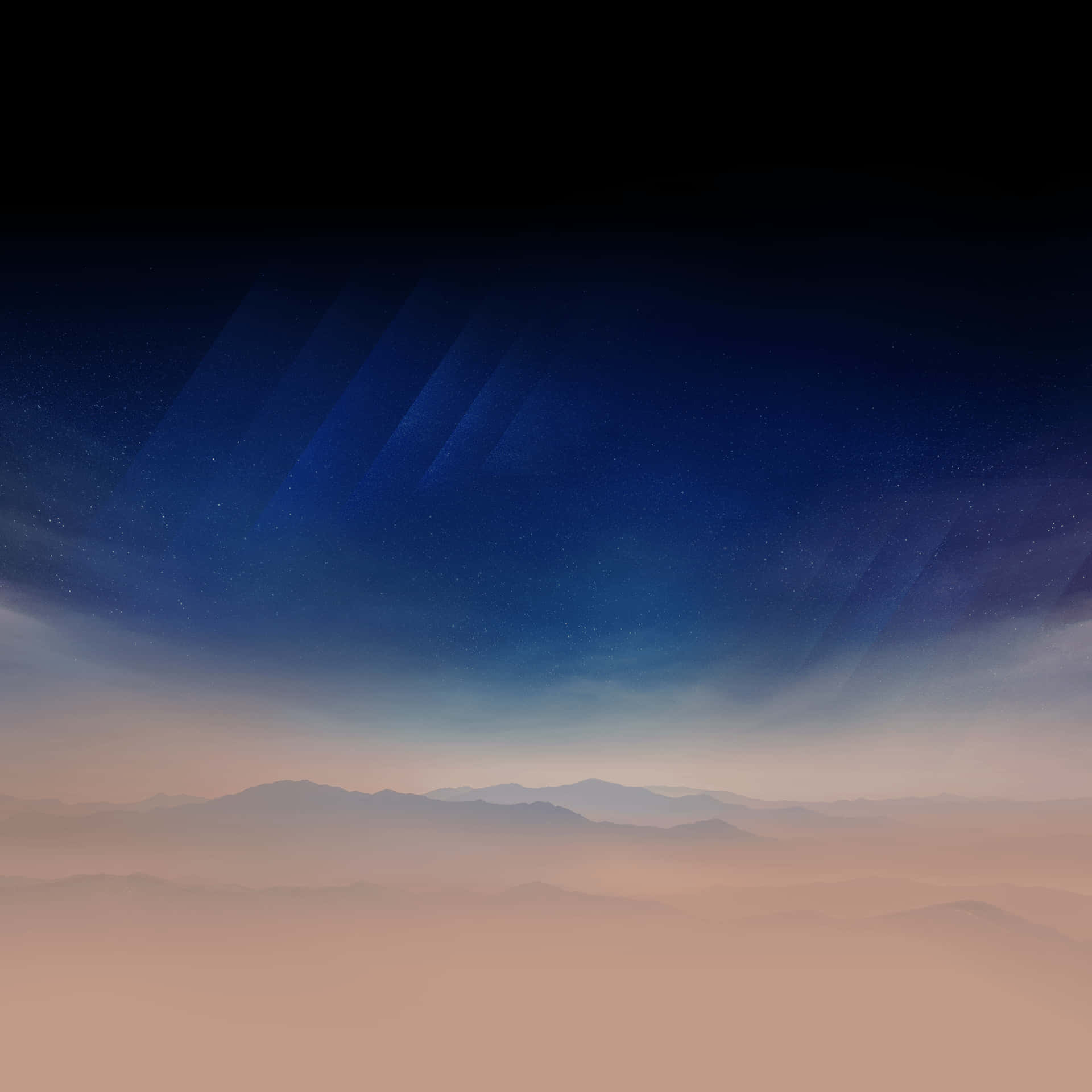 以 Samsung DeX 解鎖手機的多功能性 壁紙 — 寧靜的暮色天空，深藍色的星星在柔和桃色薄霧中層疊的山巒剪影之上。