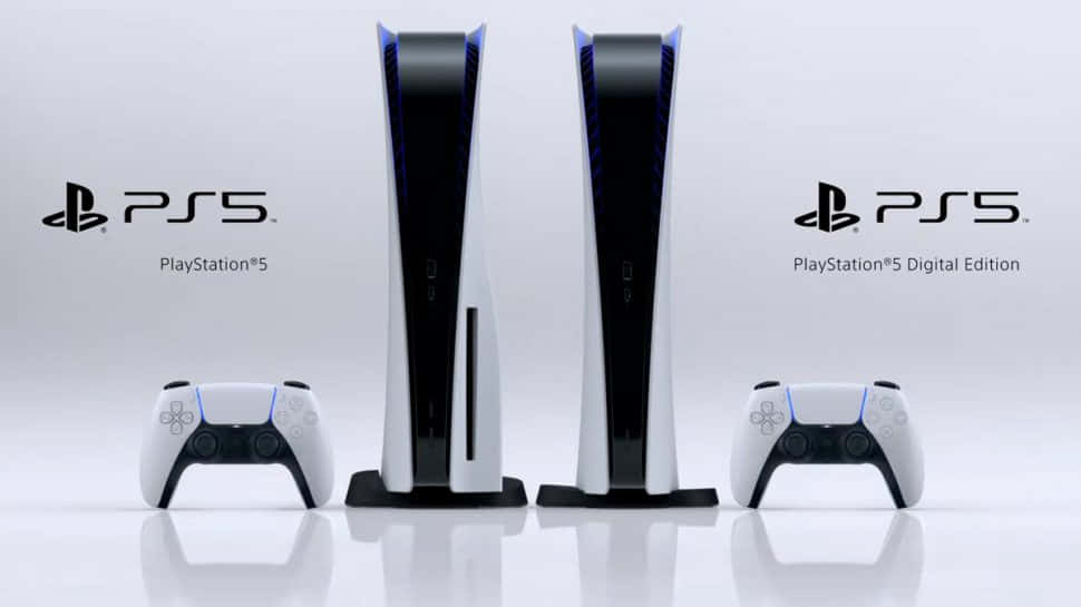 兩部 PlayStation 5 遊戲主機連控制器放在白色反光表面上。