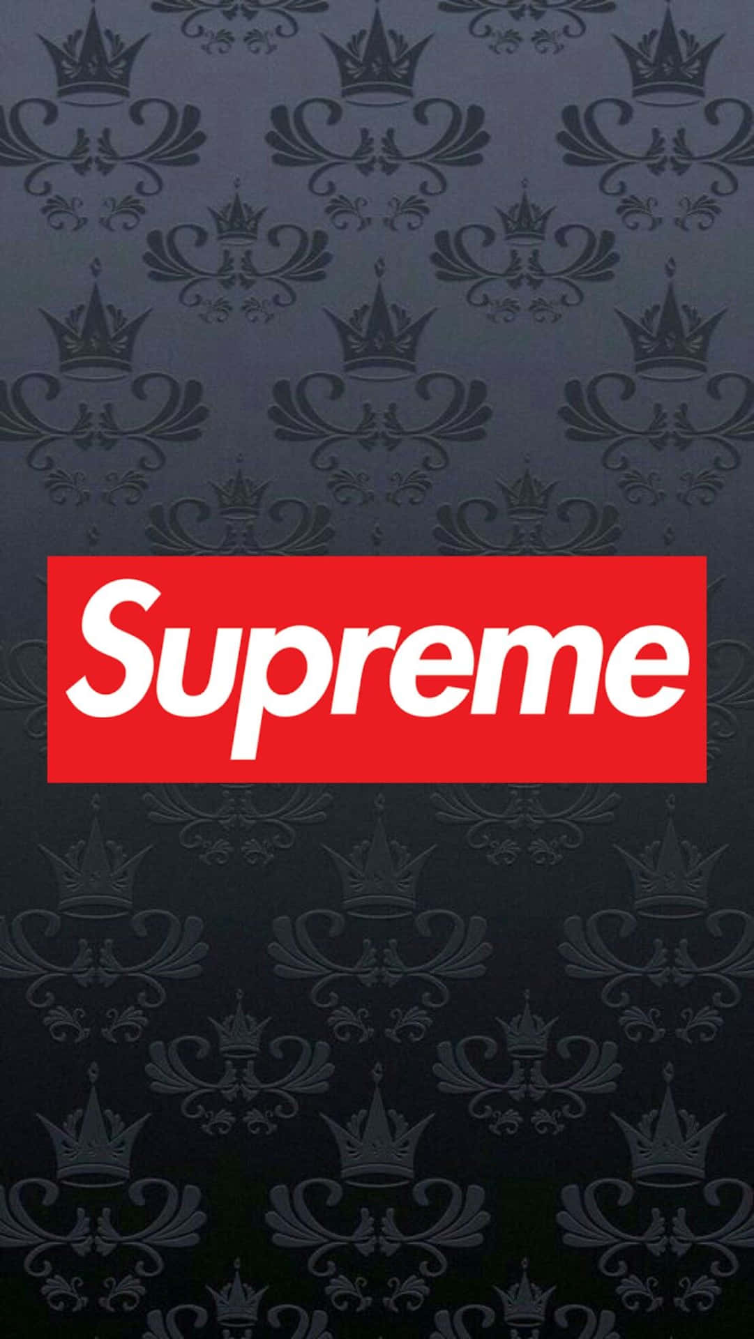 深灰色牆紙，帶有皇冠圖案和紅色Supreme標誌。