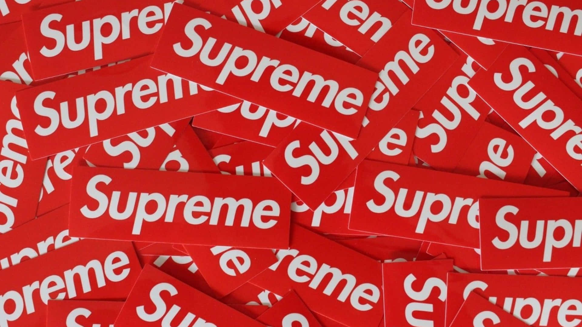 紅色Supreme品牌貼紙堆疊在一起，帶有白色文字。