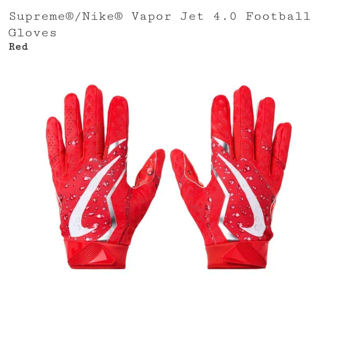 紅色Supreme Nike足球手套，背景白色，有水滴。