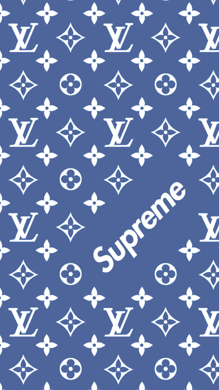 以 Supreme 藍色系列大膽展現自我 壁紙 — 藍色牆紙，帶有重複的白色 Louis Vuitton 字母組合和對角 Supreme 標誌。