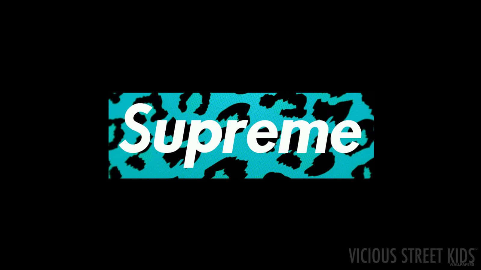以 Supreme 藍色系列為生活注入色彩 壁紙 — 大膽的白色Supreme標誌居中於一個藍綠色豹紋長方形上，背景為黑色。