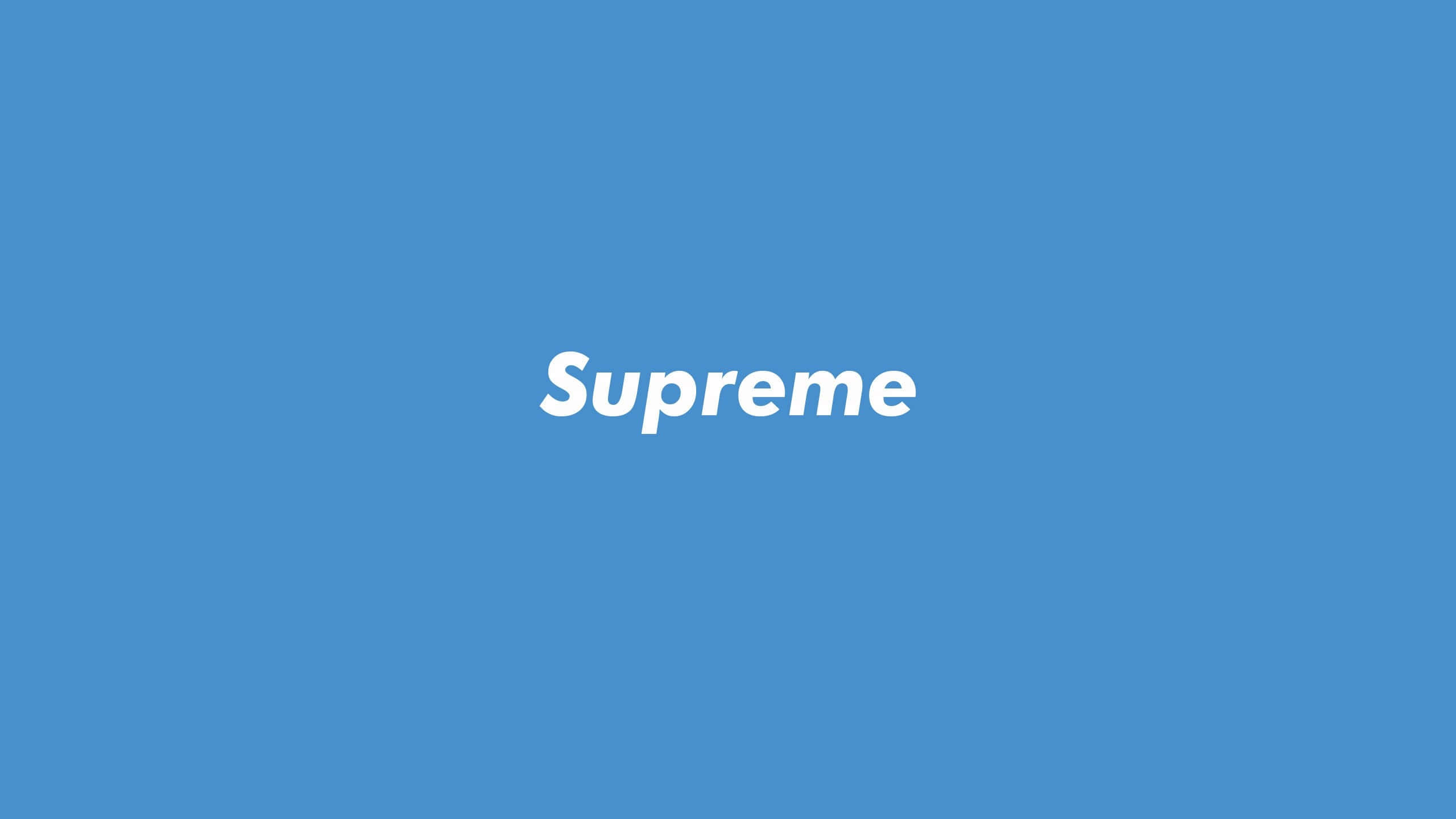 以 Supreme 藍色系列製造深刻印象 壁紙 — 大膽的白色「Supreme」標誌居中在純藍色背景上。