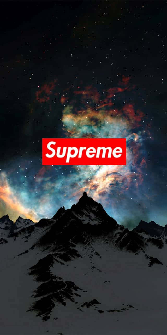 彩色星雲下的雪山和紅色Supreme標誌。