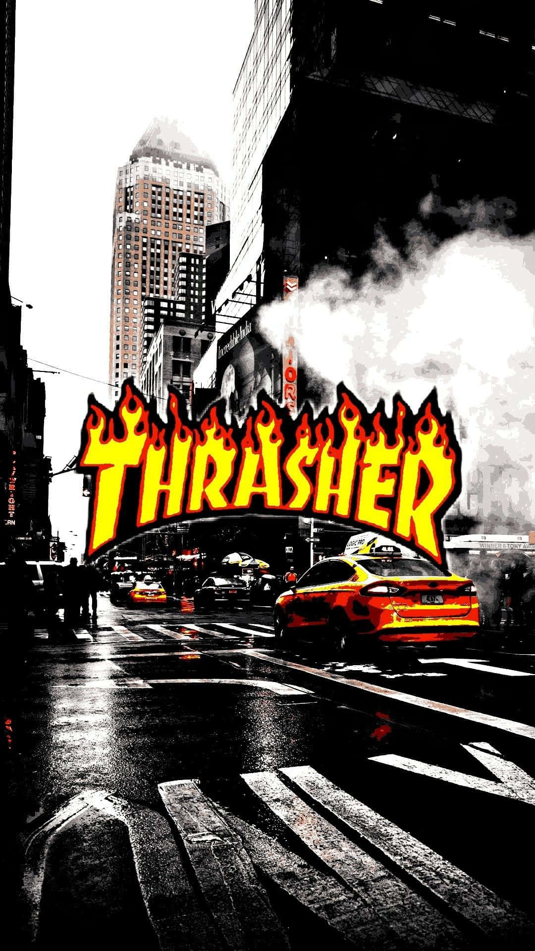 Thrasher標誌帶火焰，覆蓋在雨中的城市街道上，有的士和高樓大廈。