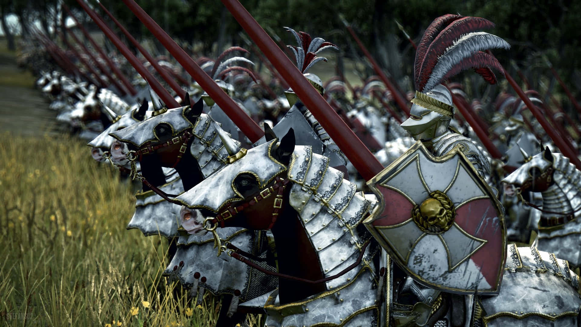 以《Total War Warhammer》征服世界 壁紙 — 一排紀律嚴明的裝甲騎士騎在馬上，手持紅色長矛，頭戴羽飾頭盔，在陽光明媚的田野中整裝待發。