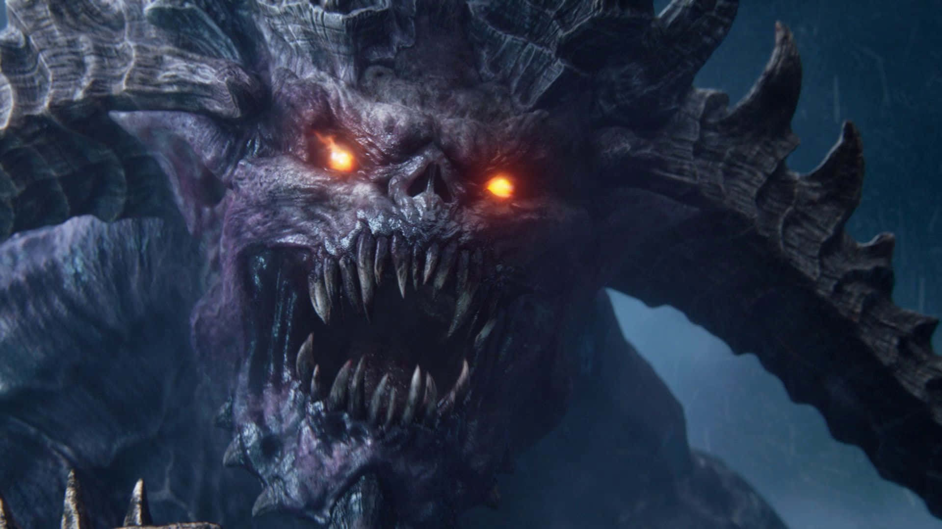 以《Total War: Warhammer》征服敵人 壁紙 — 一個擁有發光橙色眼睛和鋸齒狀牙齒的可怕黑暗生物，在暴風雨、陰暗的環境中威脅性地逼近。