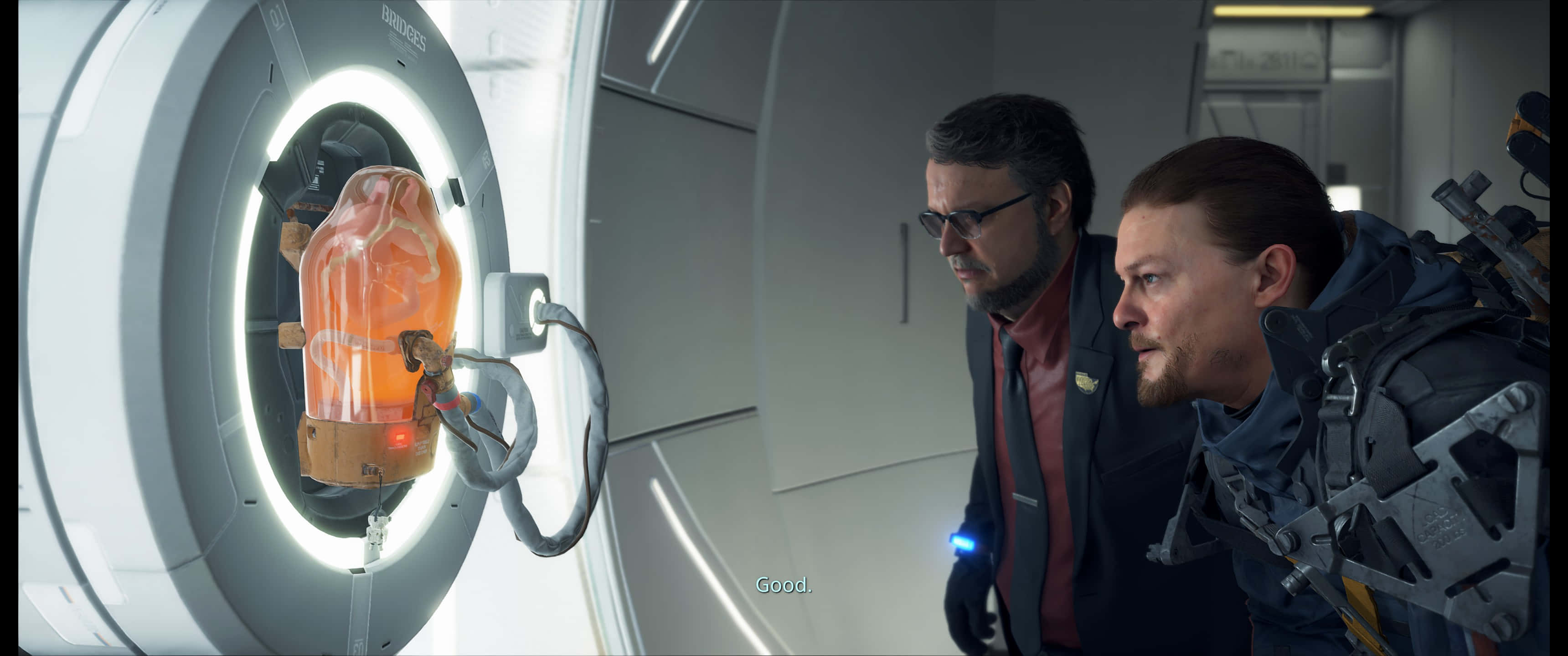 以 UHD 解析度探索《死亡擱淺》的末日世界 壁紙 — 兩個男人在一個未來實驗室中觀察一個圓形腔室內的橙色發光容器。
