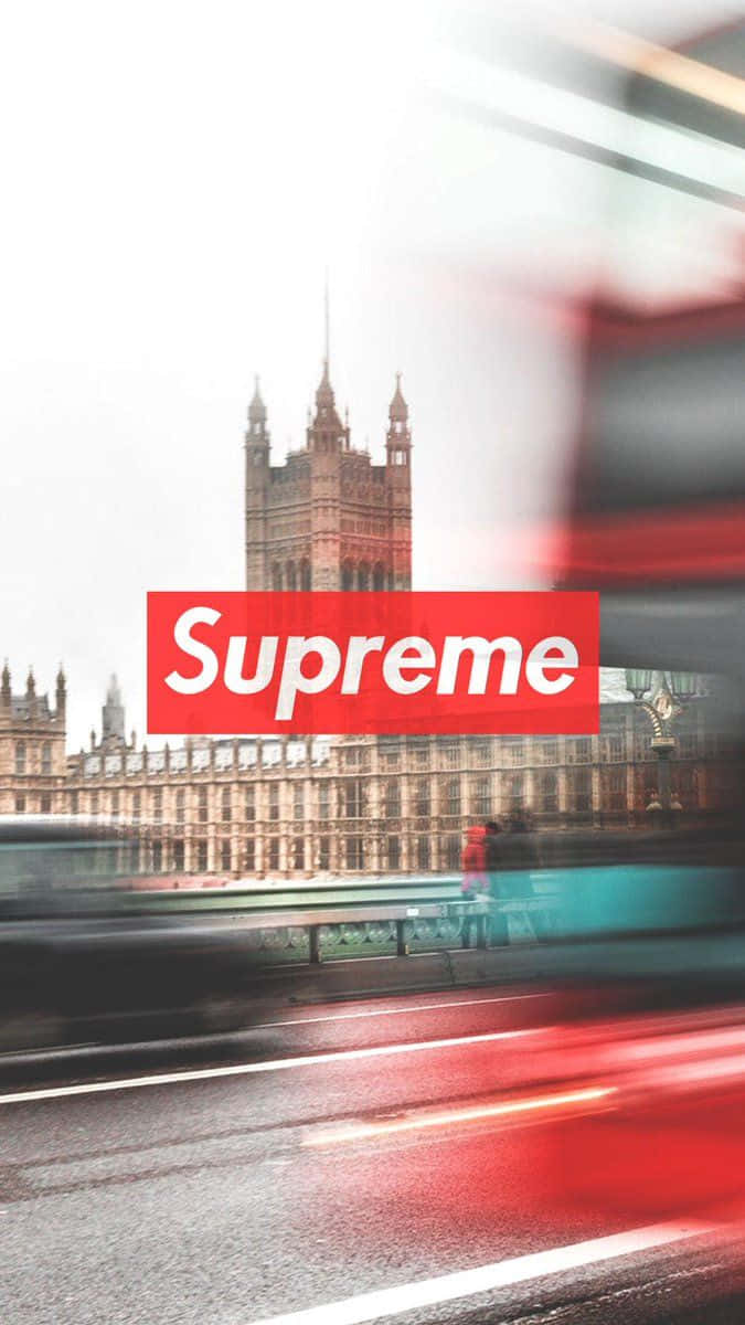 紅色Supreme標誌在模糊的倫敦街道上，有歷史建築和移動的汽車。