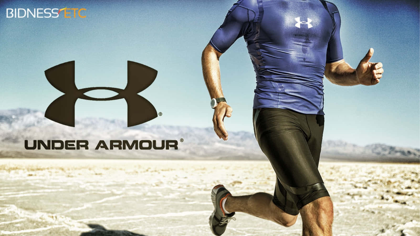 運動員穿著 Under Armour 裝備在沙漠中奔跑
