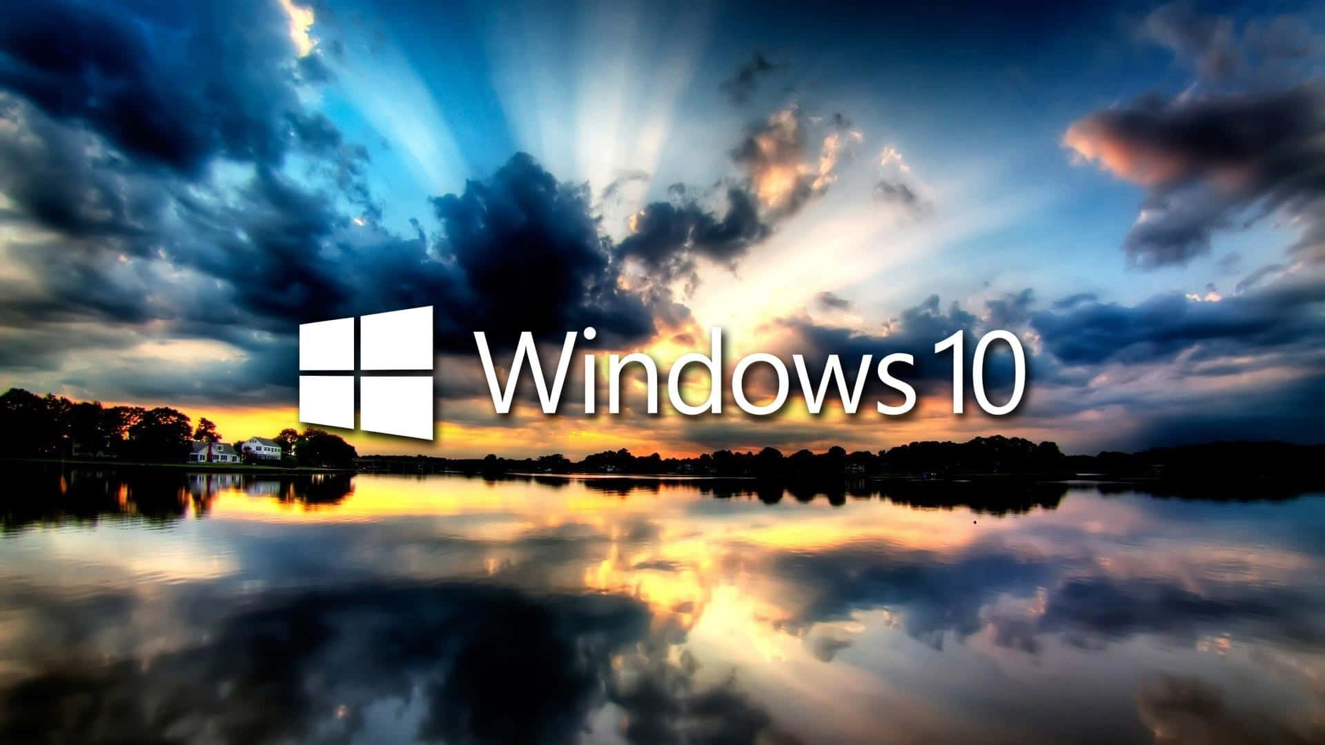 以 Windows 10 提升效率與整理桌面 壁紙 — 平靜湖面上的戲劇性日落，Windows 10 標誌疊加在天空和倒影上。