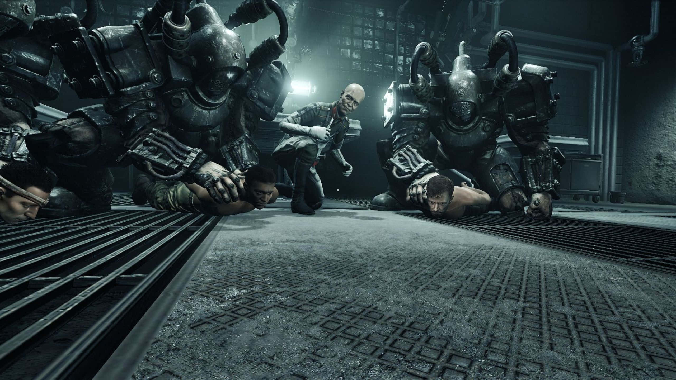以 Wolfenstein II 的強大戰力征服德國 壁紙 — 陰暗的工業房間中，身穿鎧甲的戰士在刺眼的頂燈下壓制著跪著的囚犯。