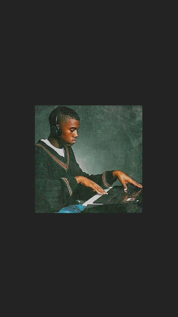 「以 YEEZY 帝國認證的 iPhone 解放你的創意潛能」 壁紙 — 一個戴住耳機嘅年輕男子喺柔和綠色背景前專注咁彈奏鍵盤。