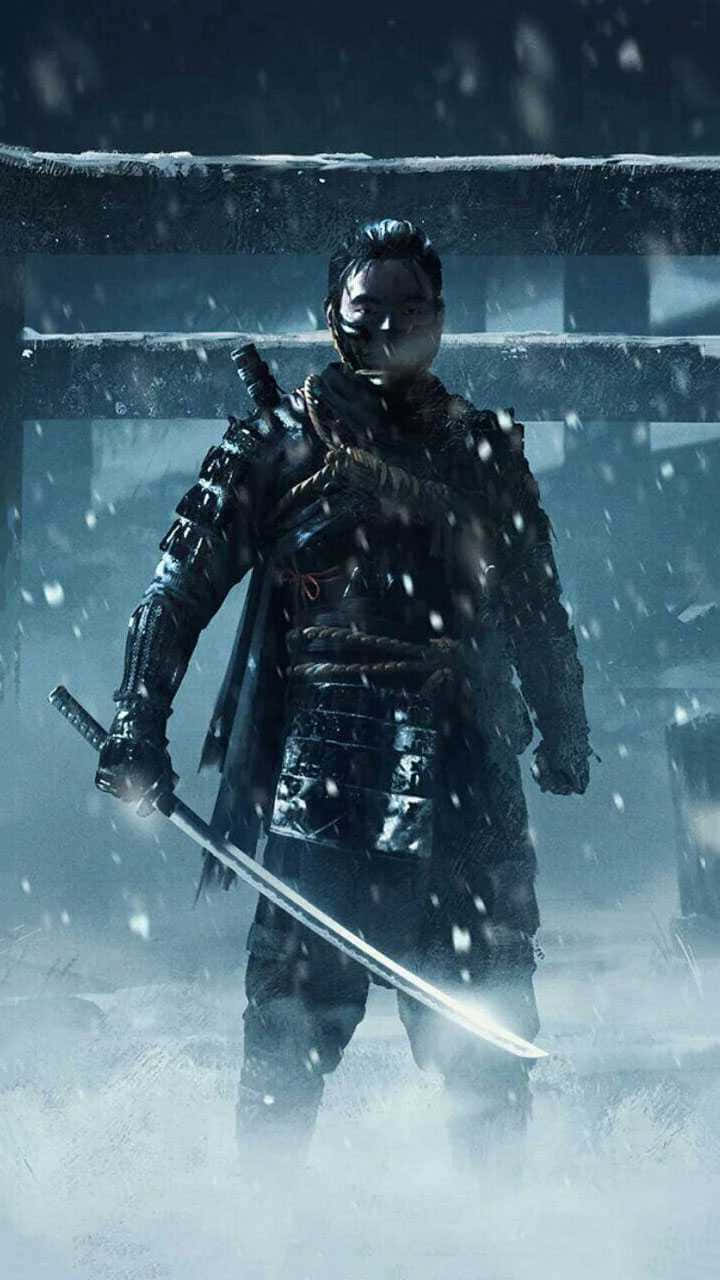 以《對馬島之鬼》的神祕武士刀，令敵人畏懼與不安。 壁紙 — 一位身穿暗色鎧甲的武士在暴風雪中堅定站立，拔劍於被雪覆蓋的鳥居前。
